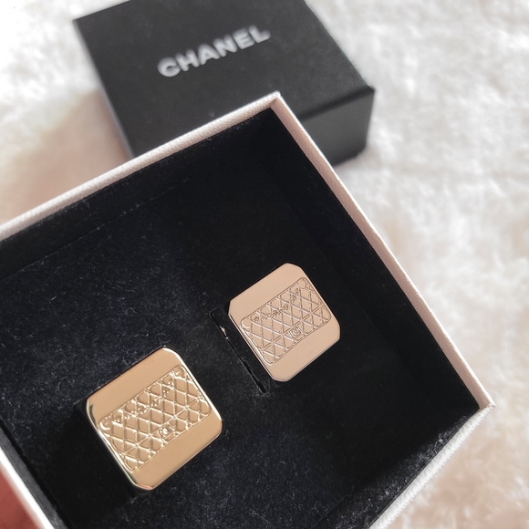 CHANEL Silver and Gold Cube Accessories - Picture 7 of 8
